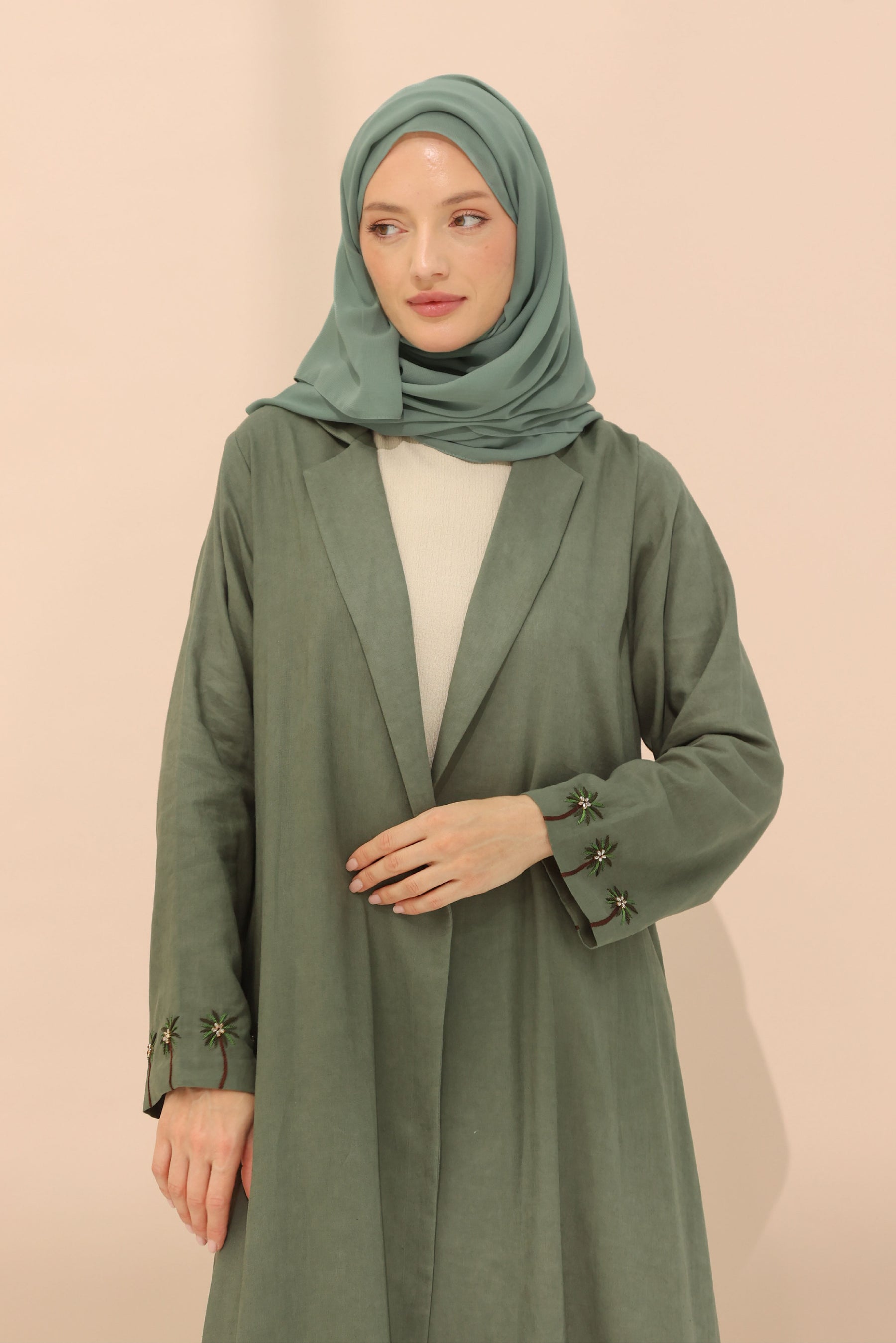 عباية خضراء بتطريز النخل