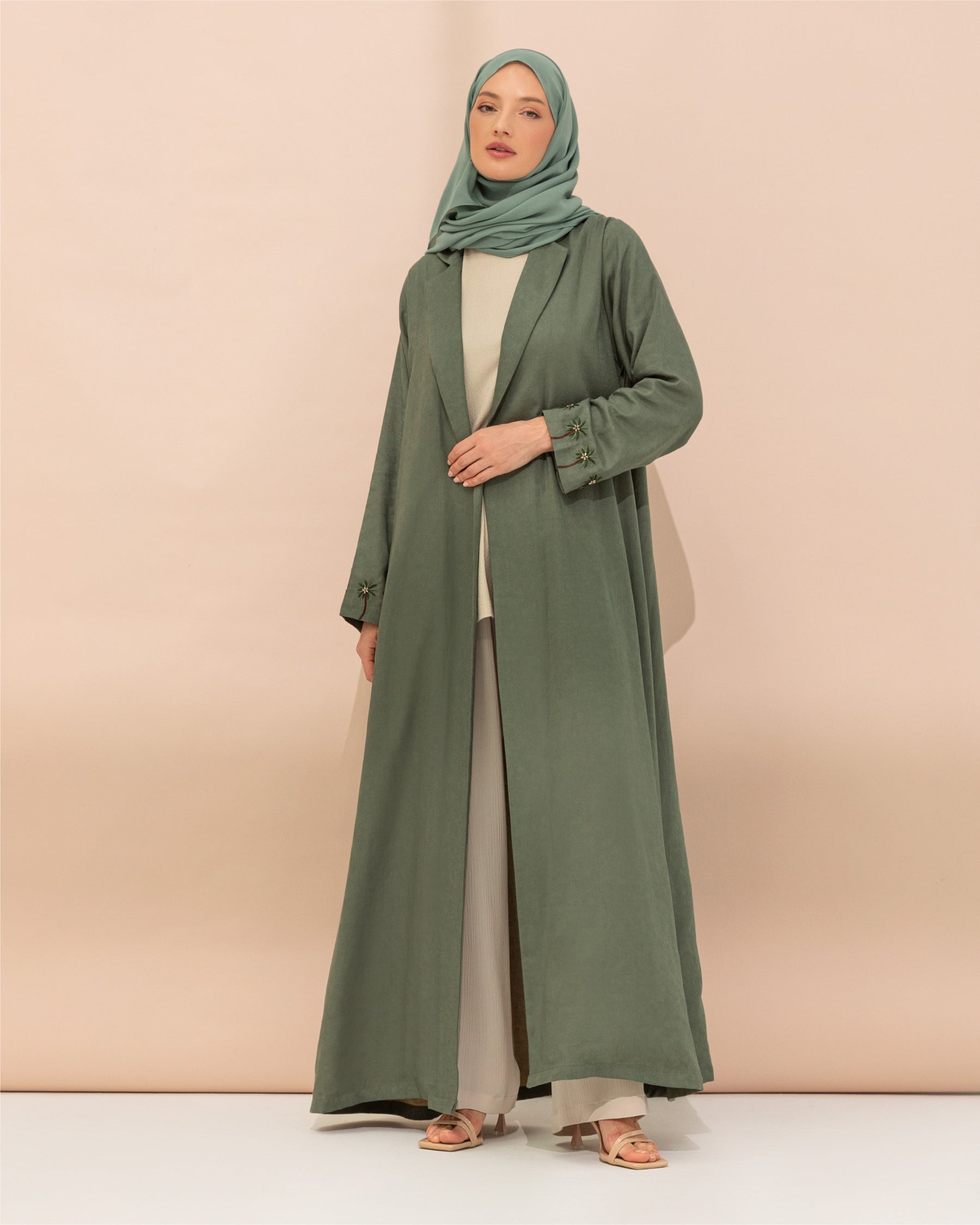 عباية خضراء بتطريز النخل